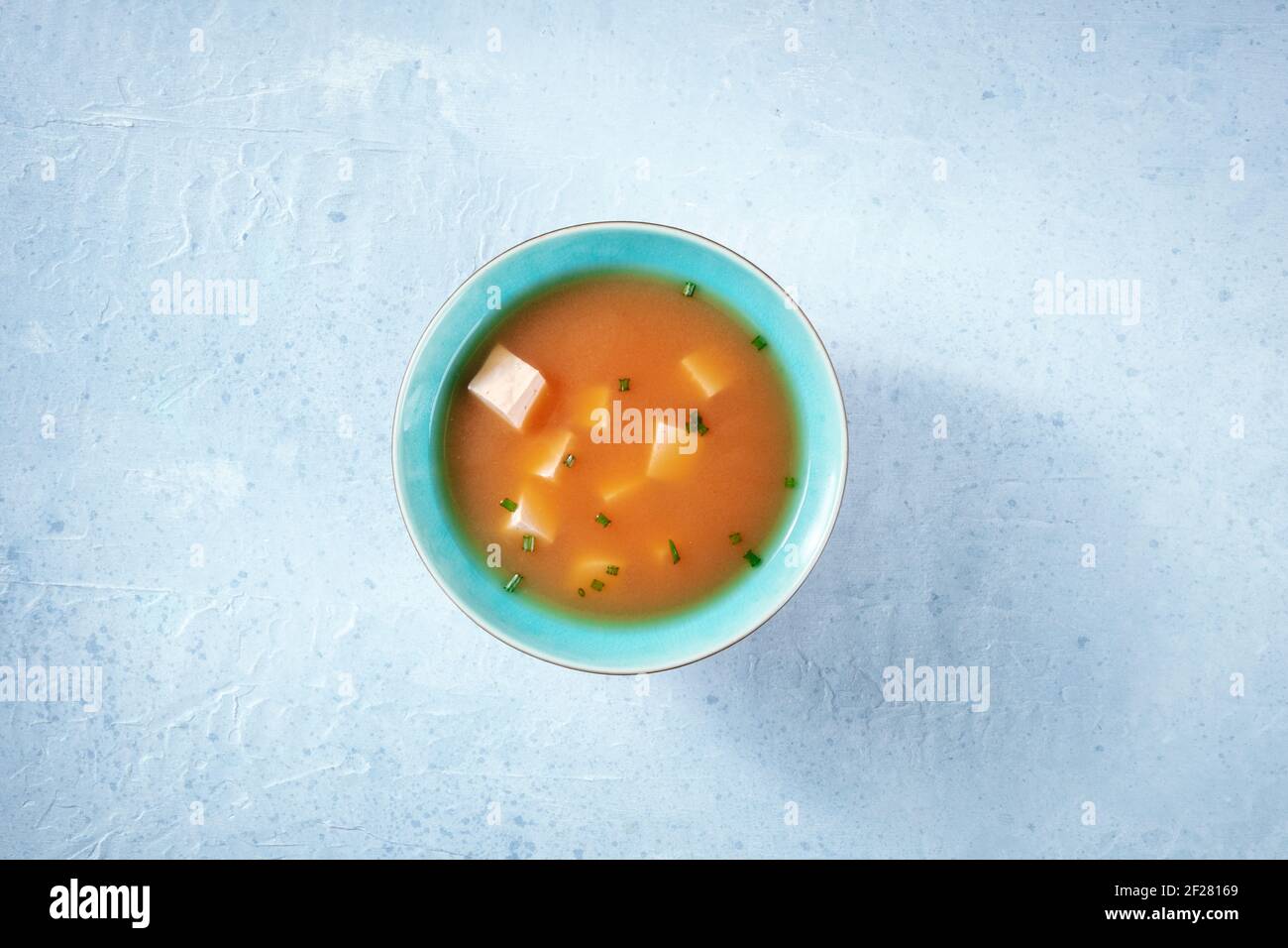 Zuppa di miso con tofu e cipolle verdi, sparata dall'alto Foto Stock