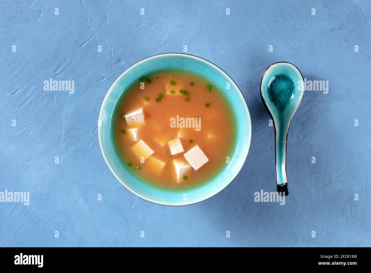 Zuppa di miso con tofu e cipolle verdi Foto Stock