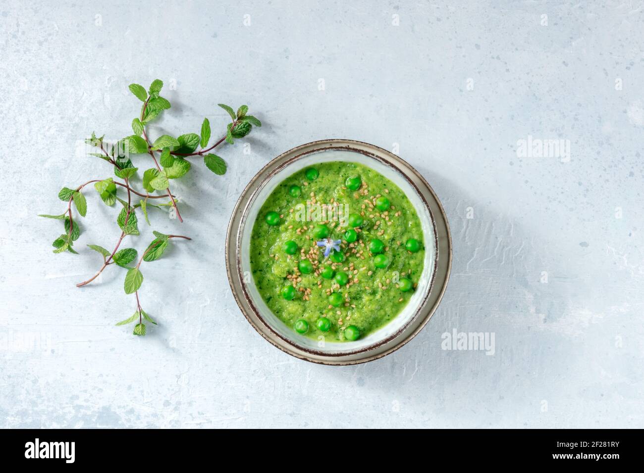 Zuppa di verdure verdi, sparata dall'alto, con piselli verdi Foto Stock