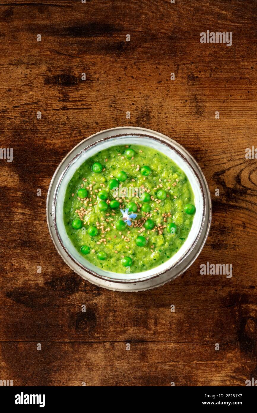 Zuppa di verdure, sparata dall'alto su uno sfondo di legno rustico scuro Foto Stock