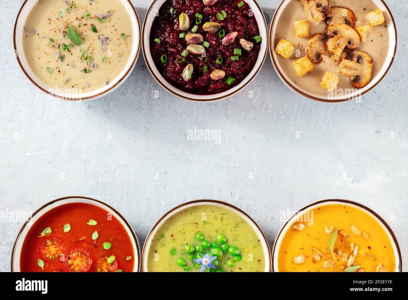 Fondo zuppa vegana con varie zuppe di panna e un posto per il testo Foto Stock