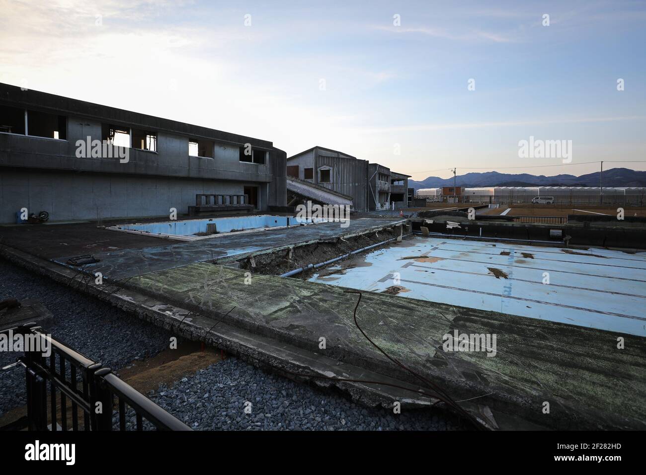 Ishinomaki, Giappone. 9 marzo 2021. Le rovine della scuola elementare di Okawa sono visibili a Ishinomaki, Giappone, il 9 marzo 2021. Una scuola elementare pubblica nella prefettura di Miyagi ha perso più di 80 vite nello tsunami a seguito del terremoto del 2011 marzo nel Giappone nordorientale. Dieci anni dopo, le rovine dell'edificio scolastico raccontano ancora l'inimmaginabile tragedia della calamità. PER ANDARE CON 'Feature: 10 anni dopo, la scuola giapponese di tsunami-colpito ancora dice tragedia inimmaginabile' Credit: Du Xiaoyi/Xinhua/Alamy Live News Foto Stock