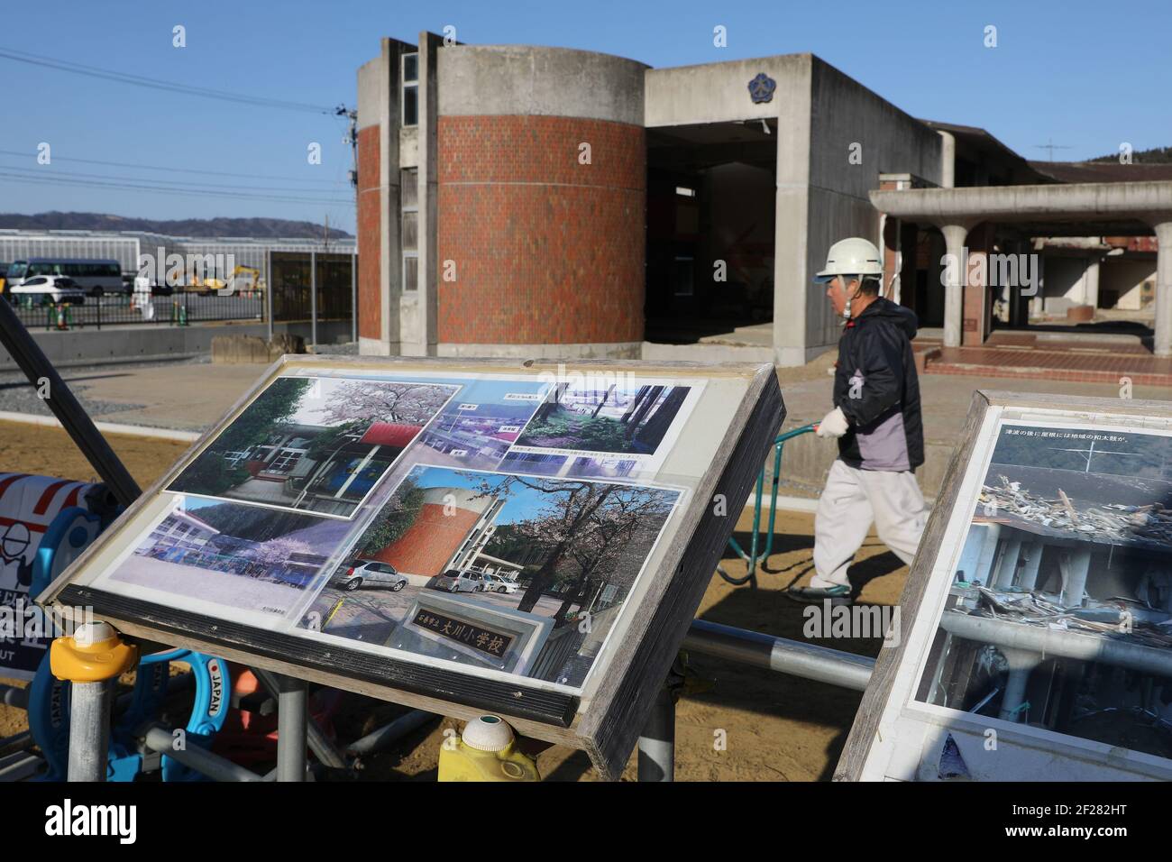 Ishinomaki, Giappone. 9 marzo 2021. Le foto della scuola prima del disastro sono esposte presso le rovine della scuola elementare Okawa a Ishinomaki, Giappone, 9 marzo 2021. Una scuola elementare pubblica nella prefettura di Miyagi ha perso più di 80 vite nello tsunami a seguito del terremoto del 2011 marzo nel Giappone nordorientale. Dieci anni dopo, le rovine dell'edificio scolastico raccontano ancora l'inimmaginabile tragedia della calamità. PER ANDARE CON 'Feature: 10 anni dopo, la scuola giapponese di tsunami-colpito ancora dice tragedia inimmaginabile' Credit: Du Xiaoyi/Xinhua/Alamy Live News Foto Stock