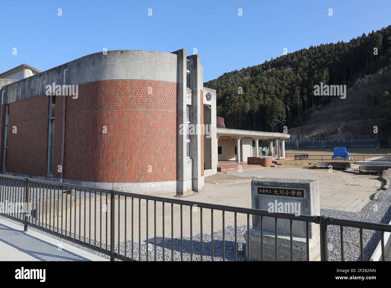 Ishinomaki, Giappone. 9 marzo 2021. Le rovine della scuola elementare di Okawa sono visibili a Ishinomaki, Giappone, il 9 marzo 2021. Una scuola elementare pubblica nella prefettura di Miyagi ha perso più di 80 vite nello tsunami a seguito del terremoto del 2011 marzo nel Giappone nordorientale. Dieci anni dopo, le rovine dell'edificio scolastico raccontano ancora l'inimmaginabile tragedia della calamità. PER ANDARE CON 'Feature: 10 anni dopo, la scuola giapponese di tsunami-colpito ancora dice tragedia inimmaginabile' Credit: Du Xiaoyi/Xinhua/Alamy Live News Foto Stock