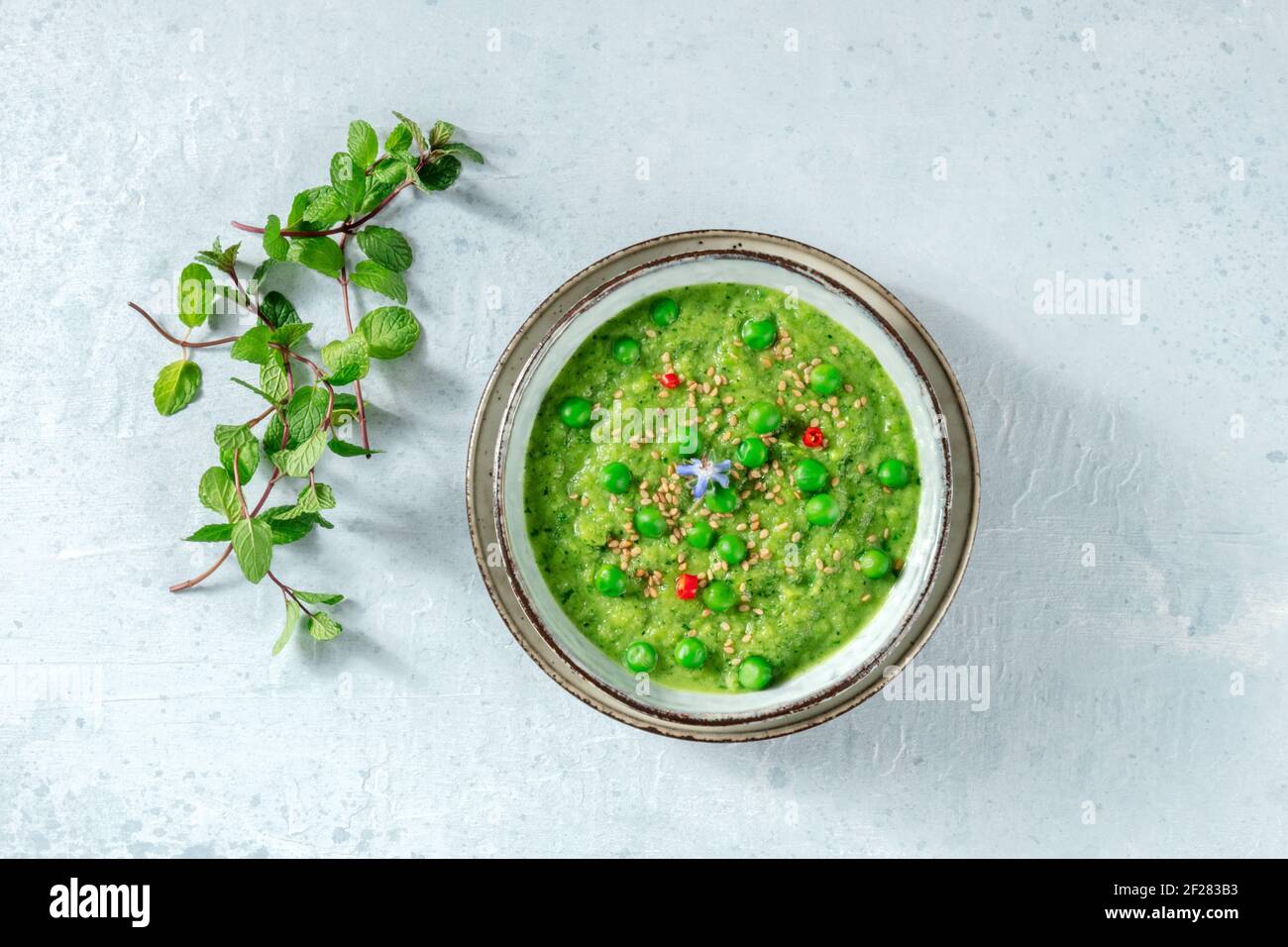 Zuppa di verdure piccanti, shot a testa con menta fresca Foto Stock