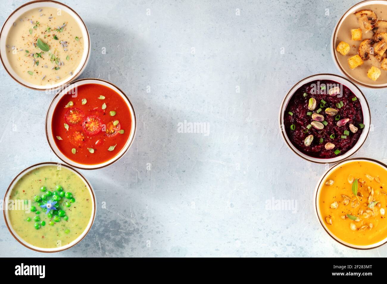 Zuppe vegan banner con spazio per la copia. Una varietà di zuppe di panna, top shot Foto Stock