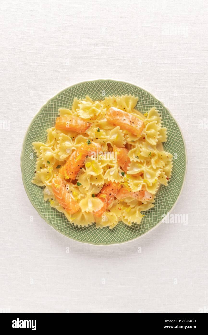 Una foto in alto di un piatto di salmone affumicato con pasta di bowtie.  Farfalle con salmone e salsa alla panna, sparato dall'alto Foto stock -  Alamy