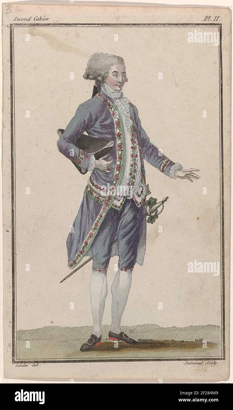 Cabinet des Modes ou les Modes Nouvelles, 2e Cahier, 1 décembre 1785, Pl. II.secondo il testo allegato, la stampa mostra un uomo in 'Grande Parure': Un'abitudine di raso viola, ricamato con seta rosa e verde, un cardigan ricamato di pantaloni in raso bianco e ginocchio in raso dello stesso colore della giacca, con abiti ricamati. Calze di seta bianca. La sua acconciatura si chiama 'Grecque Carré' e ha 3 ricci. Cappello con piuma bianca sotto il braccio. Dit sulla sinistra. Jabot e polsini rugati. Pratico stabiliz. Sotto il braccio. Scarpe con fibbie e tacchi rossi. La stampa fa parte del secondo Cahier da Foto Stock