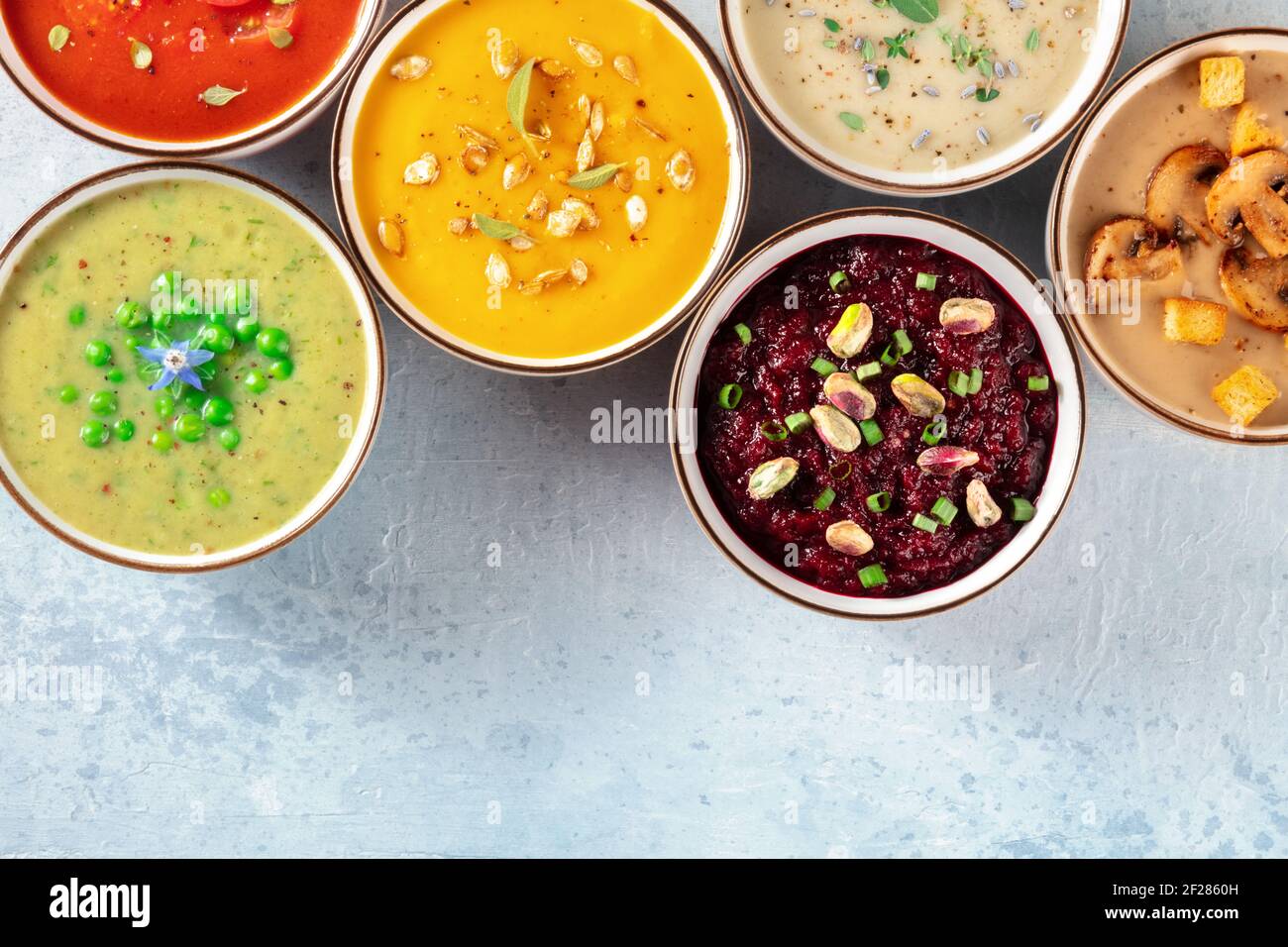 Banner zuppa vegana con un posto per il testo. Zuppe di verdure varie Foto Stock