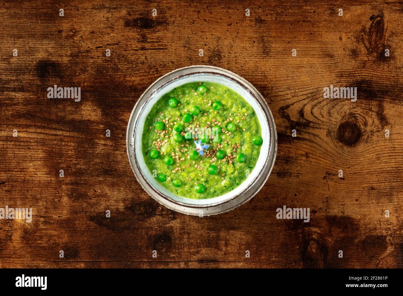 Zuppa di verdure vegane, sparata dall'alto Foto Stock