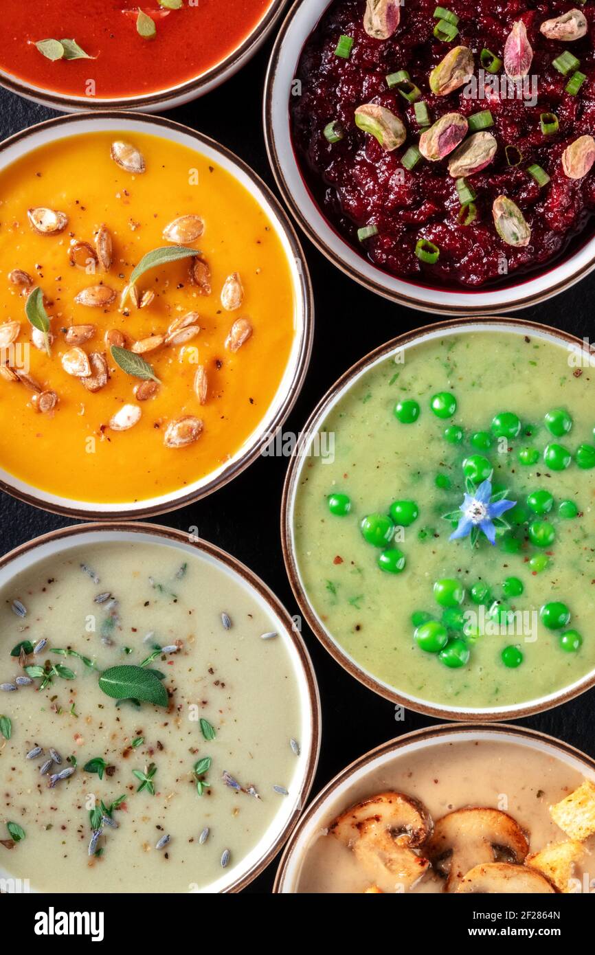 Assortimento di zuppe alla crema vegana. Varie zuppe di verdure, sparate dall'alto Foto Stock