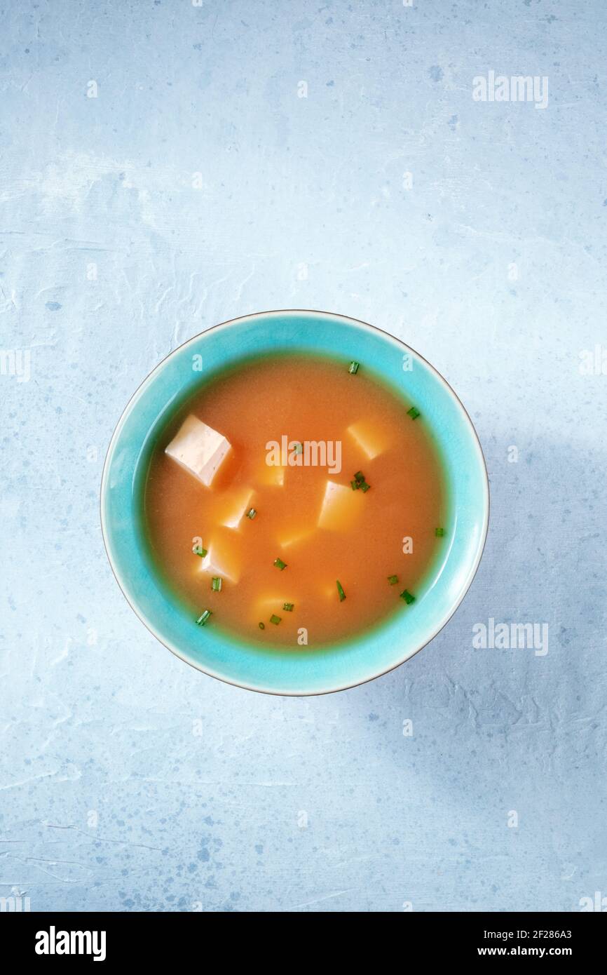 Zuppa di miso con tofu e cipolle verdi, sparata dall'alto Foto Stock