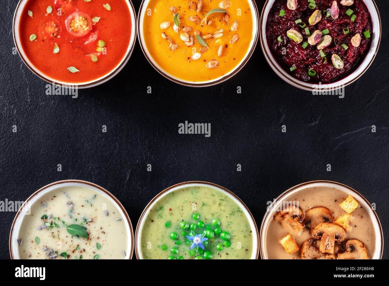 Fondo zuppa vegana con varie zuppe alla crema Foto Stock