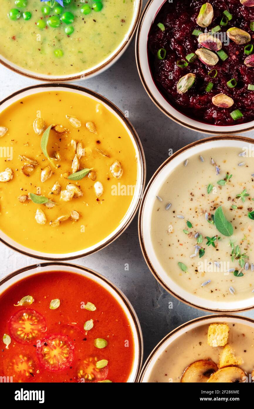 Varietà di zuppe alla crema vegana. Zuppe di verdure varie Foto Stock