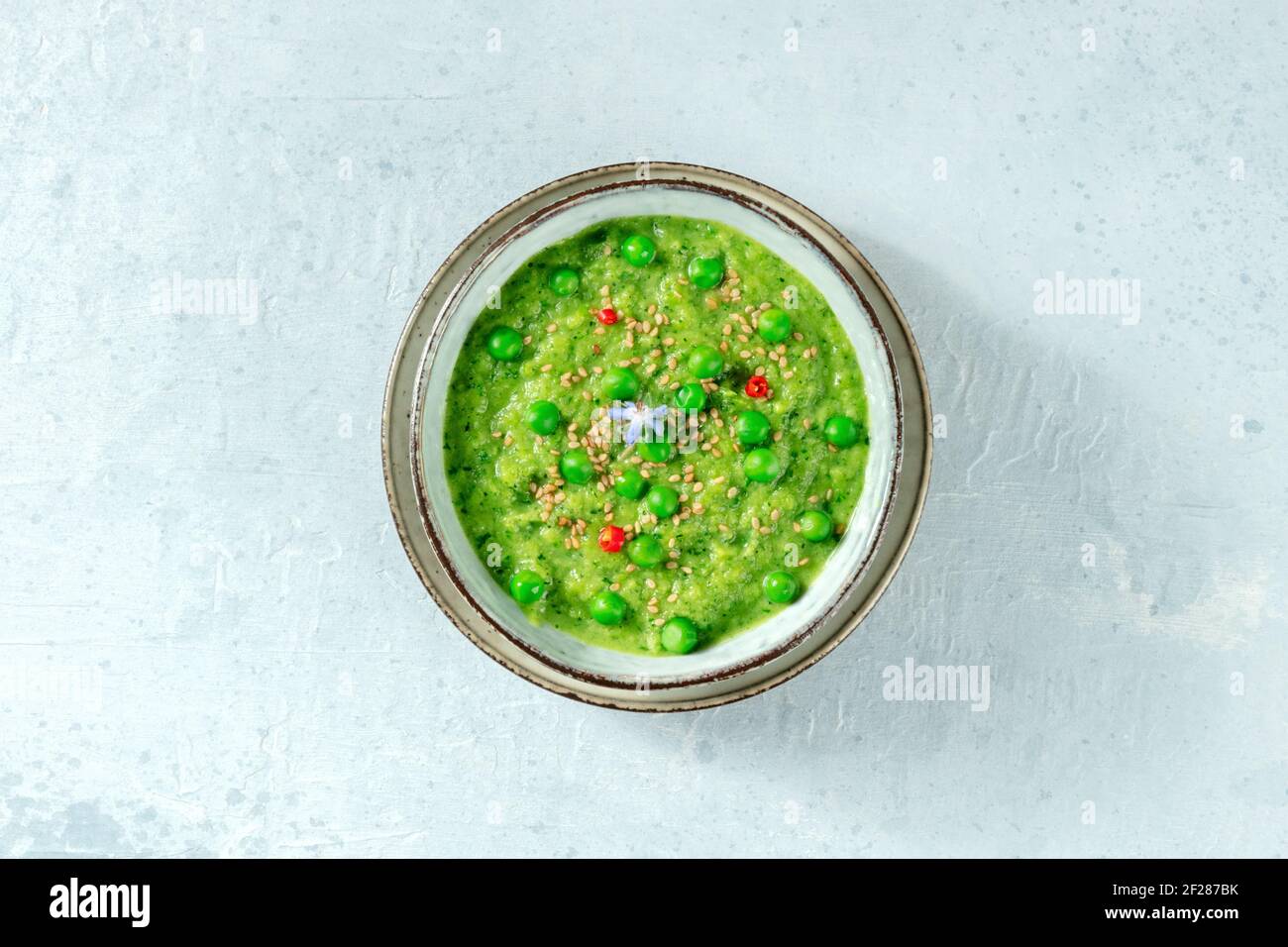 Zuppa verde speziata, sparata dall'alto Foto Stock