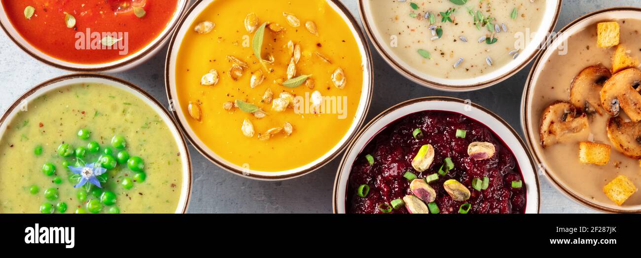 Banner panoramico zuppa vegana. Una varietà di zuppe di verdure, sparate dall'alto Foto Stock
