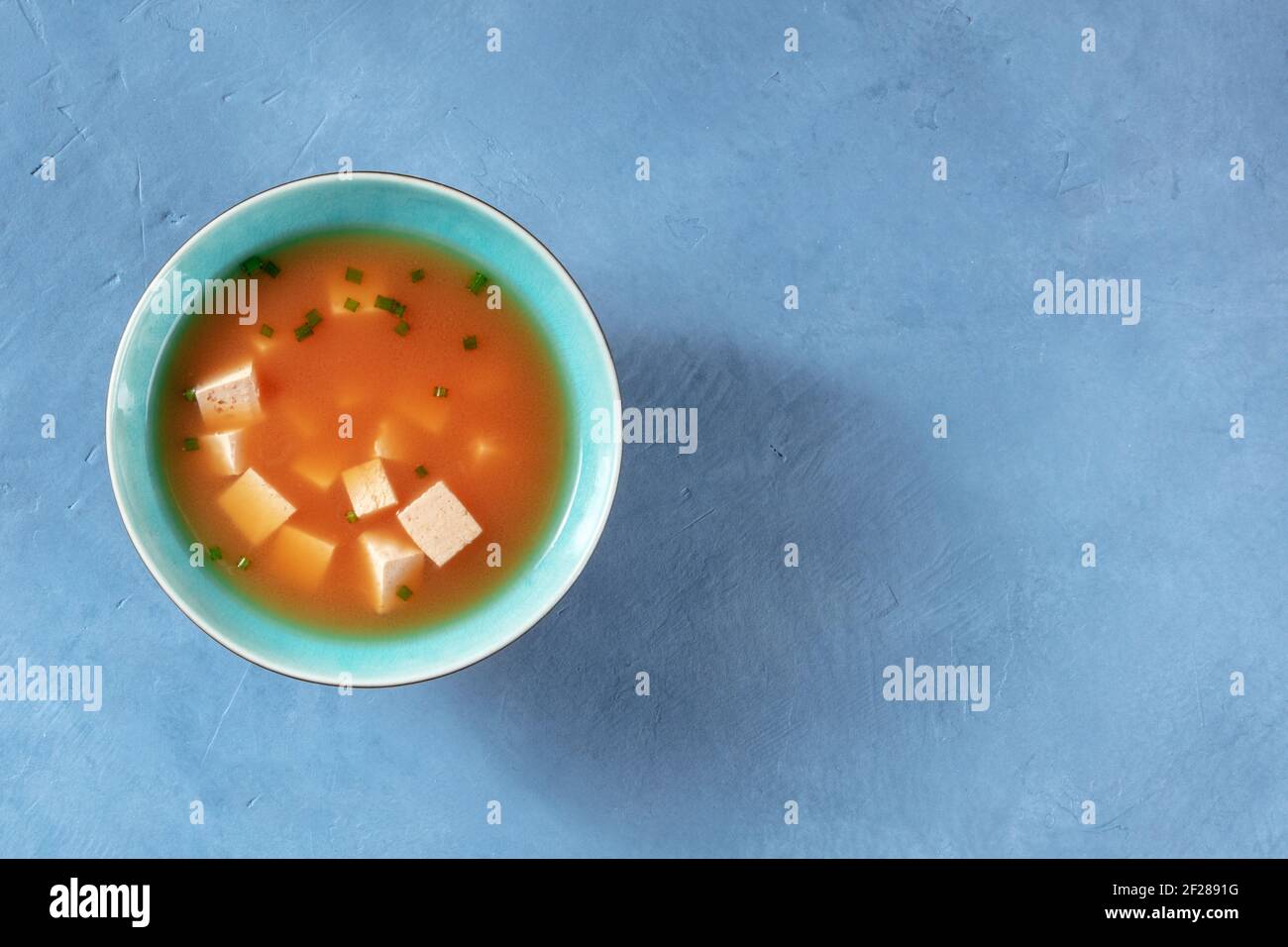 Zuppa di miso con tofu e cipolle verdi Foto Stock