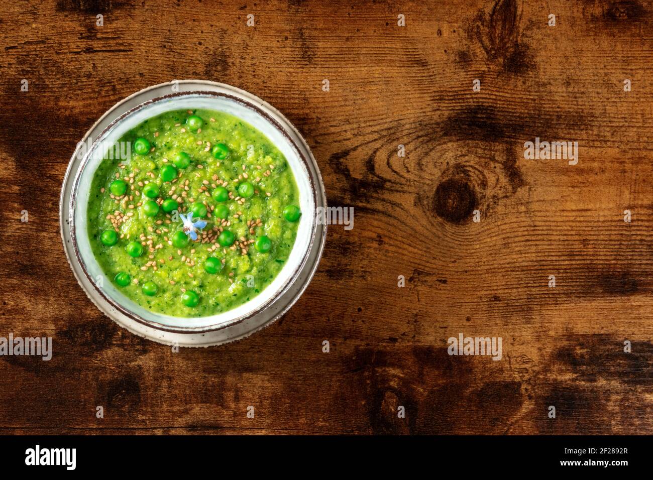 Zuppa di panna vegana, colpo di testa su un tavolo di legno Foto Stock