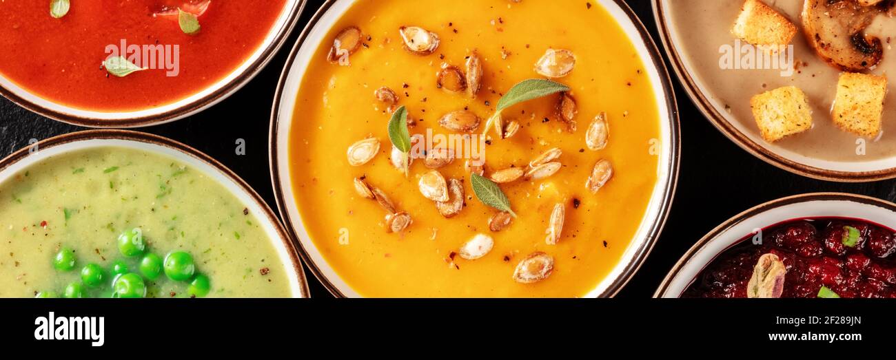 Panorama zuppa vegana. Un assortimento di zuppe di verdure, sparate dall'alto Foto Stock
