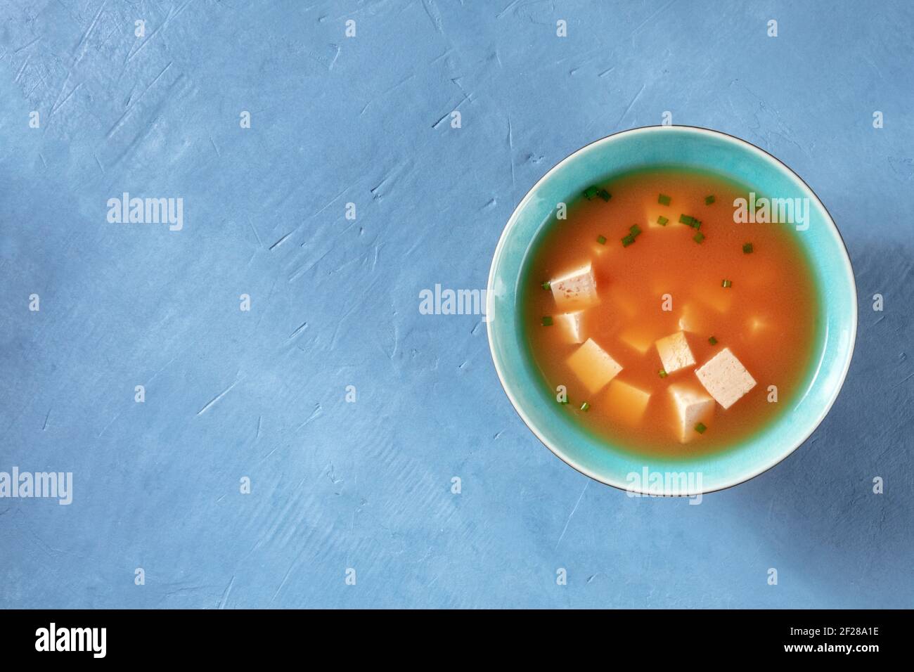 Zuppa di miso con tofu e cipollotti Foto Stock