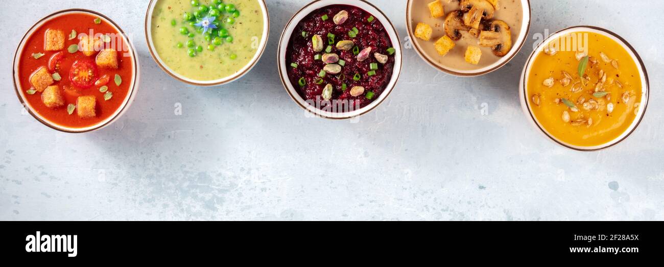 Panorama zuppa vegana con un posto per il testo. Varie zuppe di crema di verdure Foto Stock