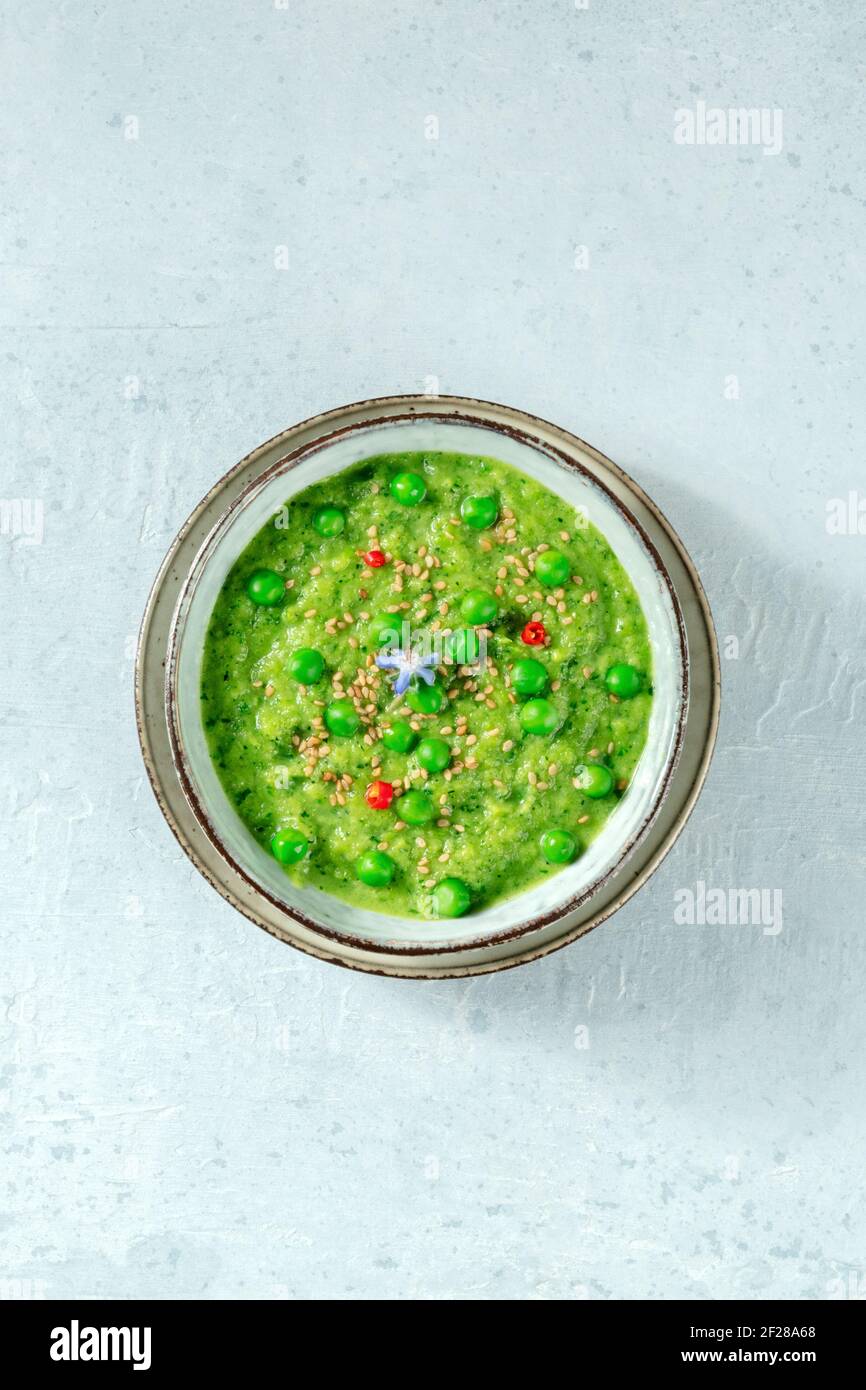 Zuppa di crema vegana, sparata dall'alto con copyspace Foto Stock