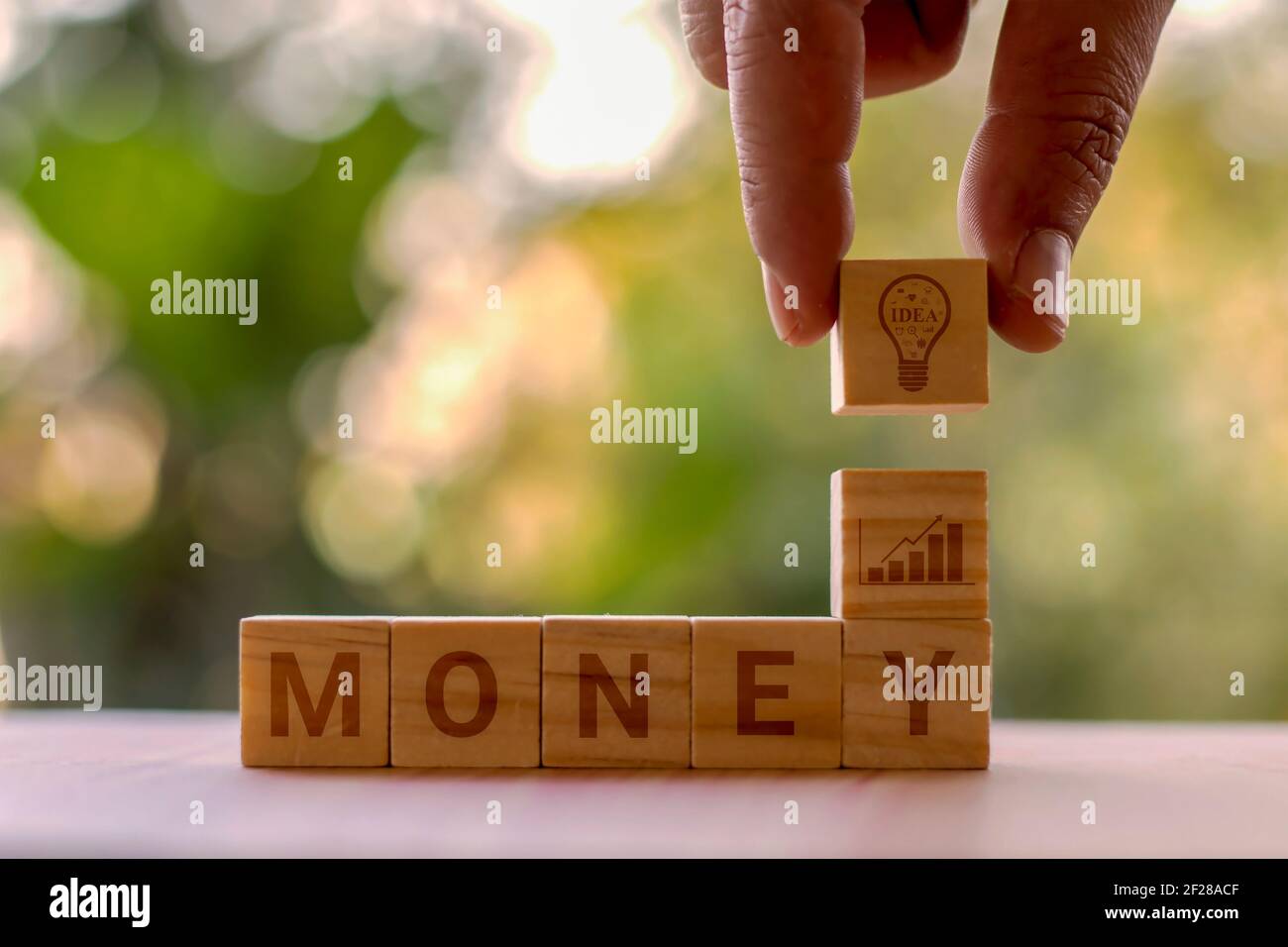 Blocchi quadrati di legno con note di denaro e idee di pianificazione dello shopping e ingegno di shopping. Foto Stock