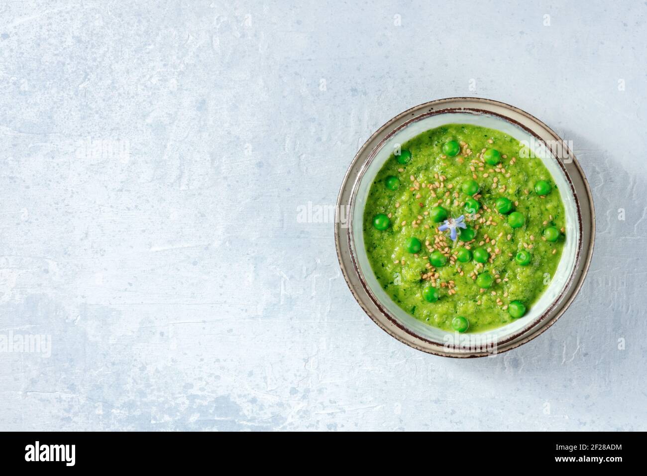 Zuppa verde, top shot con spazio per la copia Foto Stock