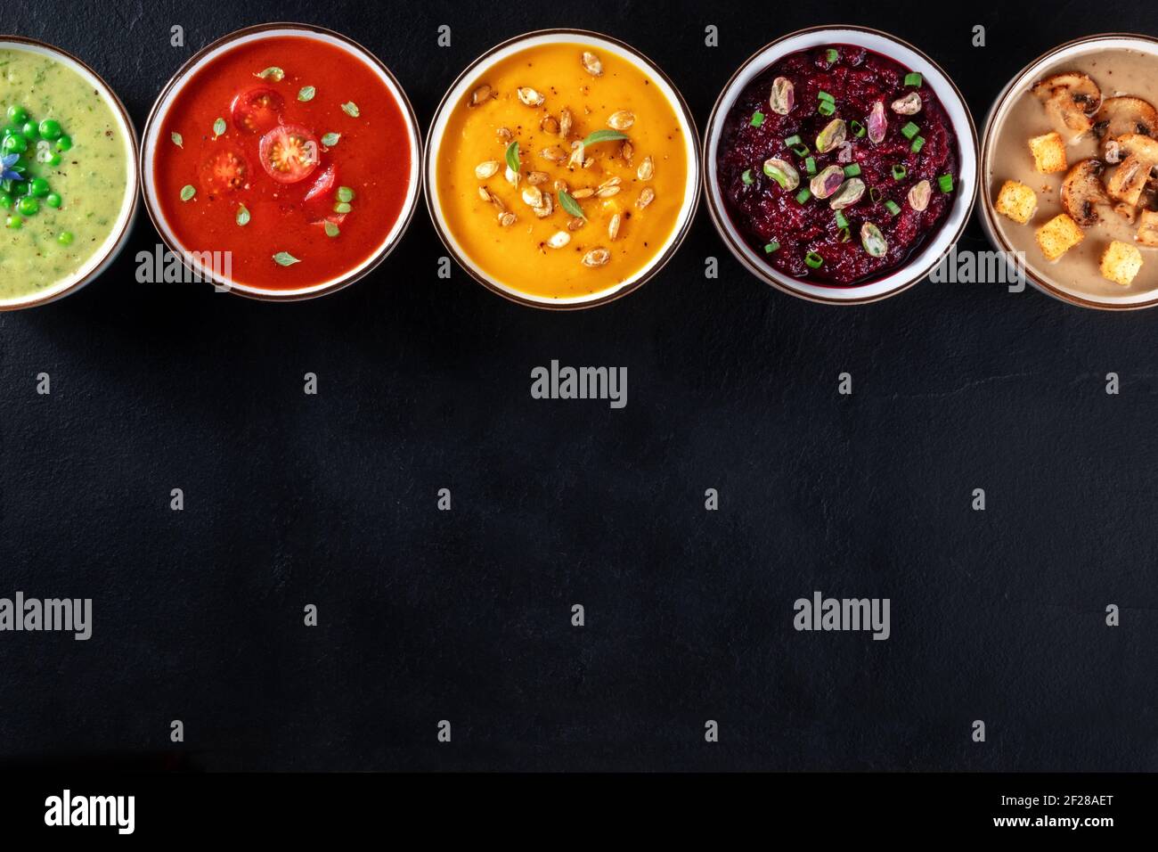 Banner zuppa di crema vegana con spazio per la copia. Un assortimento di zuppe di verdure Foto Stock