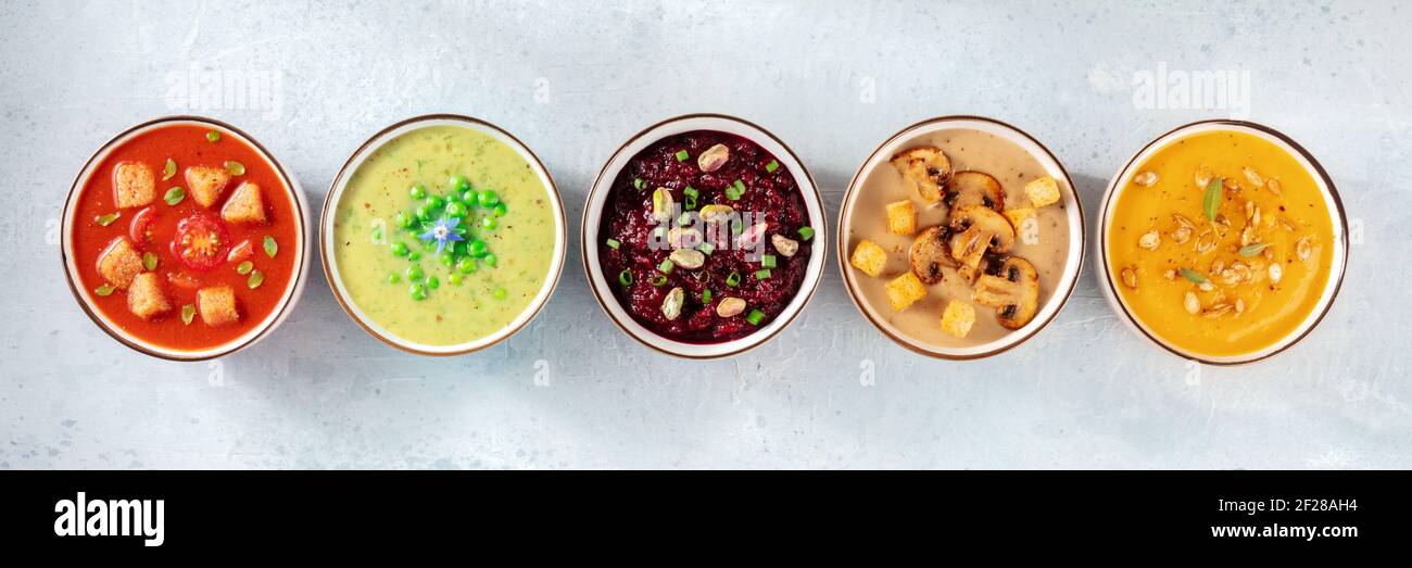 Panorama delle zuppe alla crema vegana. Una varietà di zuppe di verdure, top shot Foto Stock