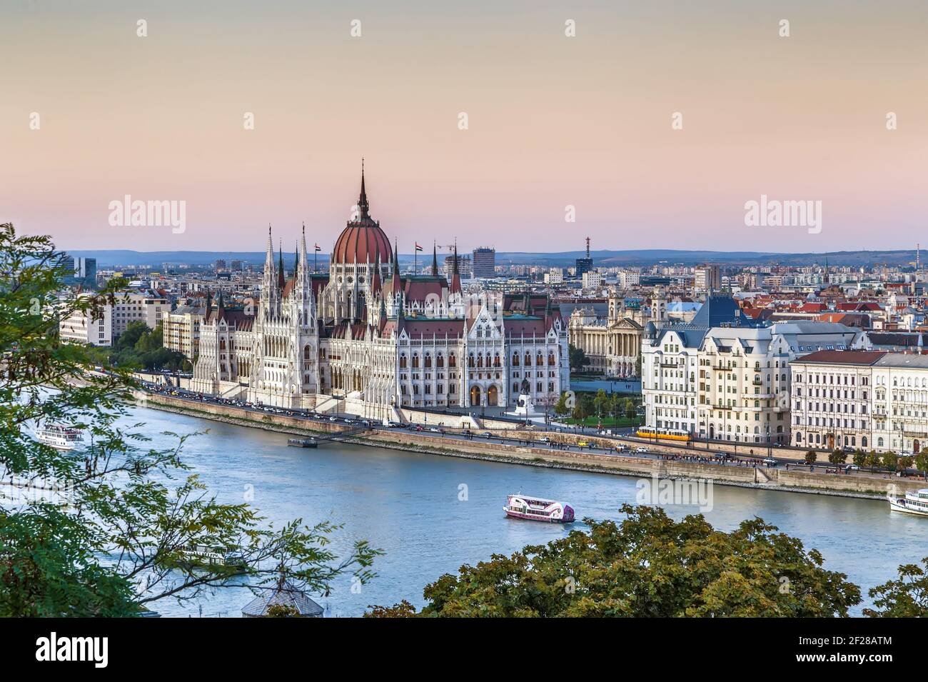 Vista sul Palazzo del Parlamento ungherese, Budapest, Ungheria Foto Stock