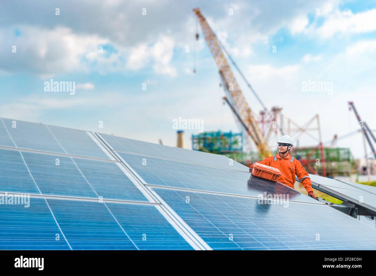 I tecnici hanno a disposizione uno strumento per controllare le prestazioni del pannello solare e confermare il normale funzionamento dei sistemi. Modulo fotovoltaico idea per ambienti puliti Foto Stock