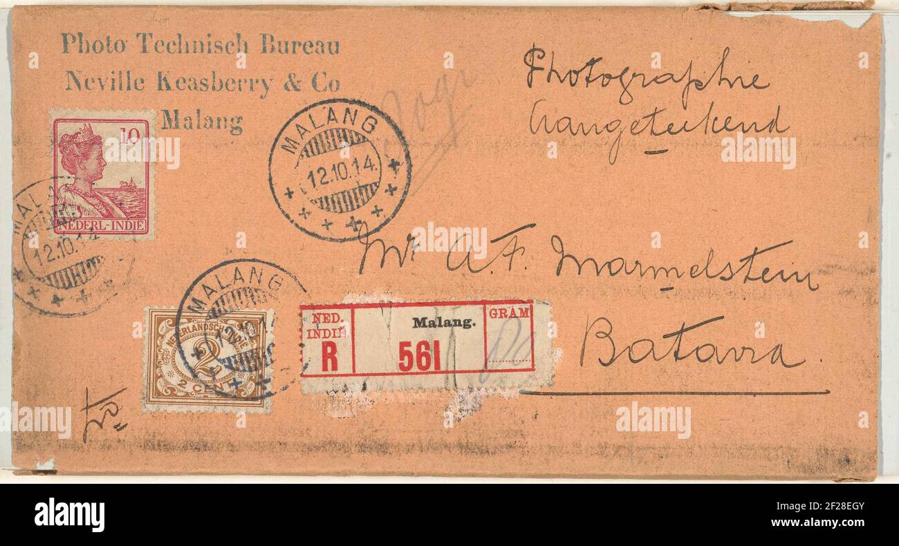 Een postwikkel ha incontrato il daarin stereofoto van Neville Keasberry, gericht aan MR. A.F. Marmelstein te Batavia.A etichettatura con foto stereoph di Neville Keasberry, mirato al Sig. A.F. Marmenstein a Batavia. La confezione è dotata di vari francobolli postali datati Malang 12.10.14, Djokjakarta stazione 13.10.14 e Batavia 15.10.14 e dotati di alcuni francobolli delle Indie Orientali olandesi sui quali è raffigurata Koningin Wilhelmina (10 centesimi) e di un sigillo separato di 3 centesimi. Anche un timbro con un numero Ned. India R 195. Foto Stock