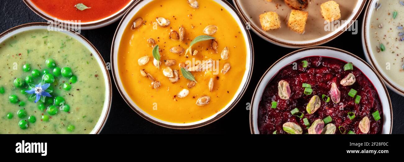 Panorama zuppa vegana. Un assortimento di zuppe di verdure, sparate dall'alto Foto Stock
