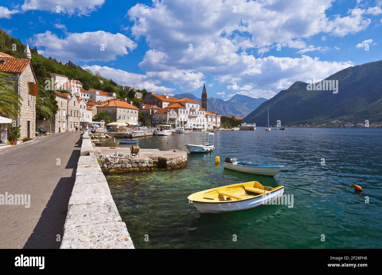 Perast villaggio sulla costa di Boka Kotor bay - Montenegro Foto Stock