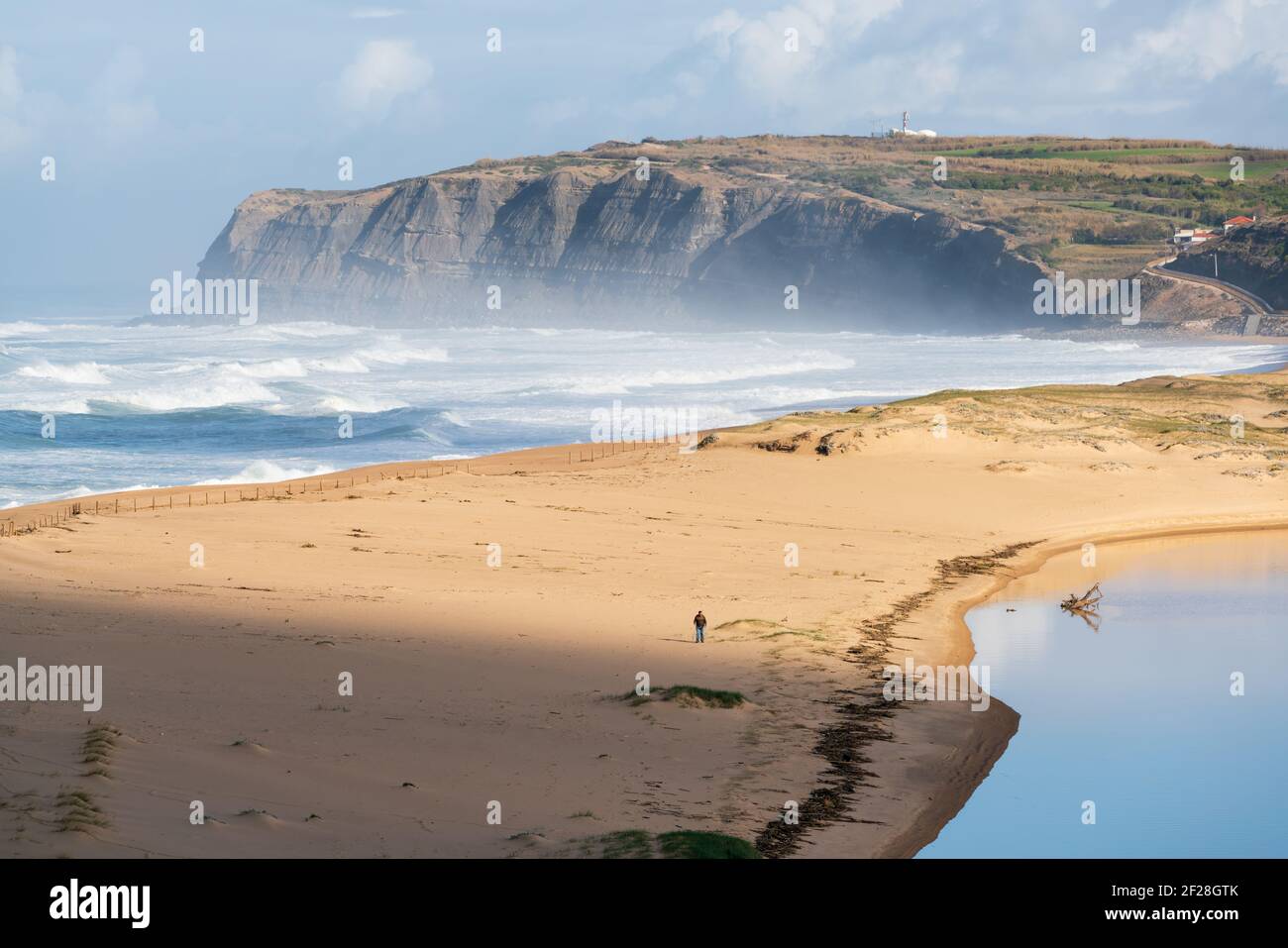 Spiaggia di Praia da Foz do Sizandro a Torres Vedras, Portogallo Foto Stock