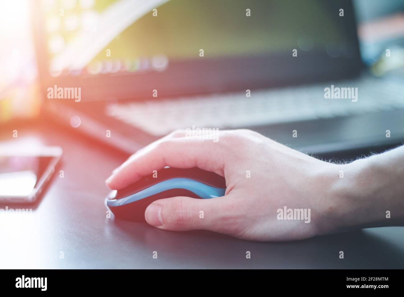 Concetto di input per computer: Mouse per computer e mano maschio Foto Stock