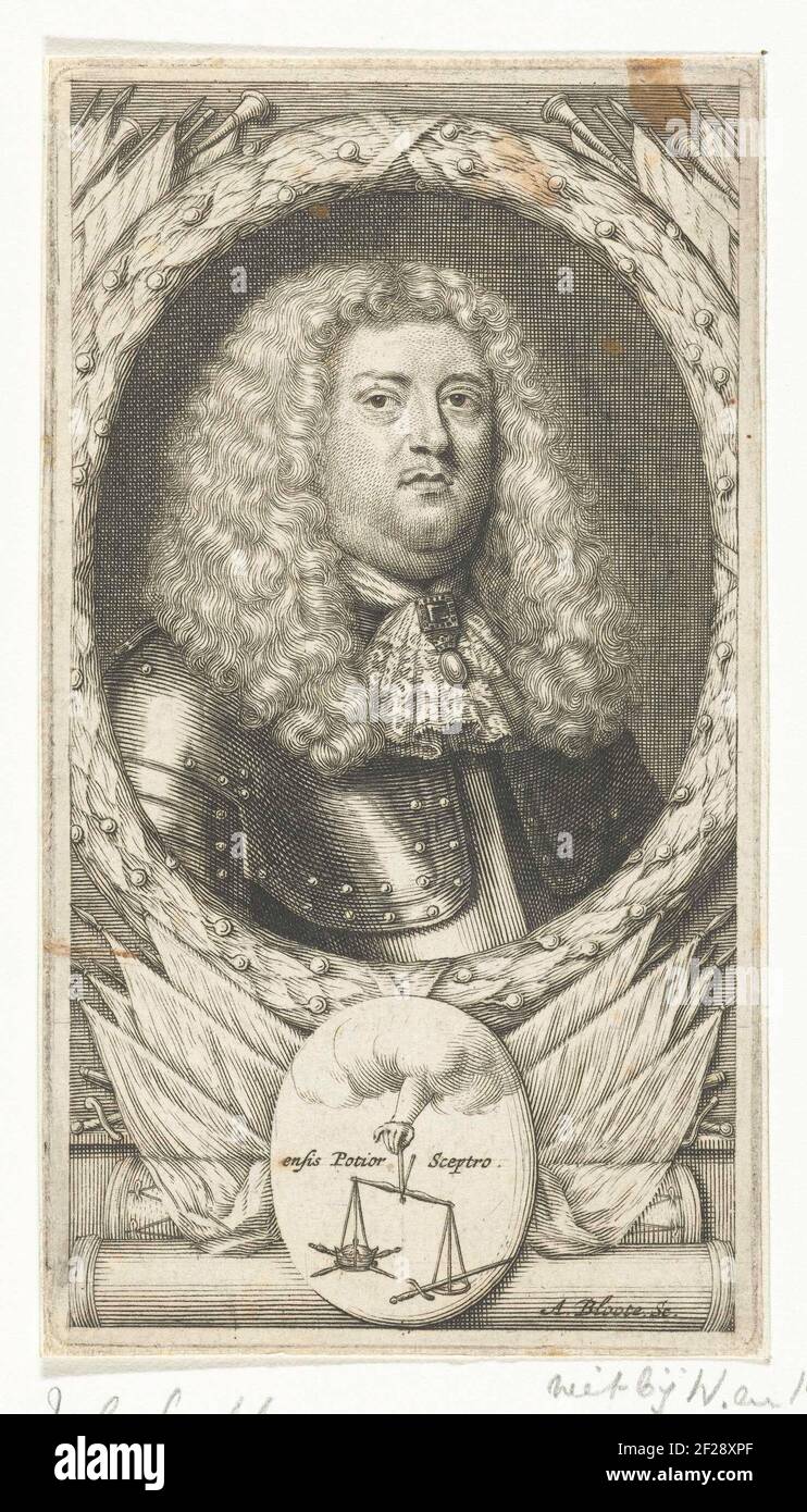 Ritratto di un uomo sconosciuto in harness.portret di un uomo sconosciuto in harness, un grande alle spalle che pendono la parrucca sulla testa e una cravatta di pizzo. In un ovale di lurie, tra cui bandiere e coni, al centro una scala tenuta da una mano che esce dalle nuvole. C'è una spada nella scala destra, nella corona sinistra e scettro. Foto Stock