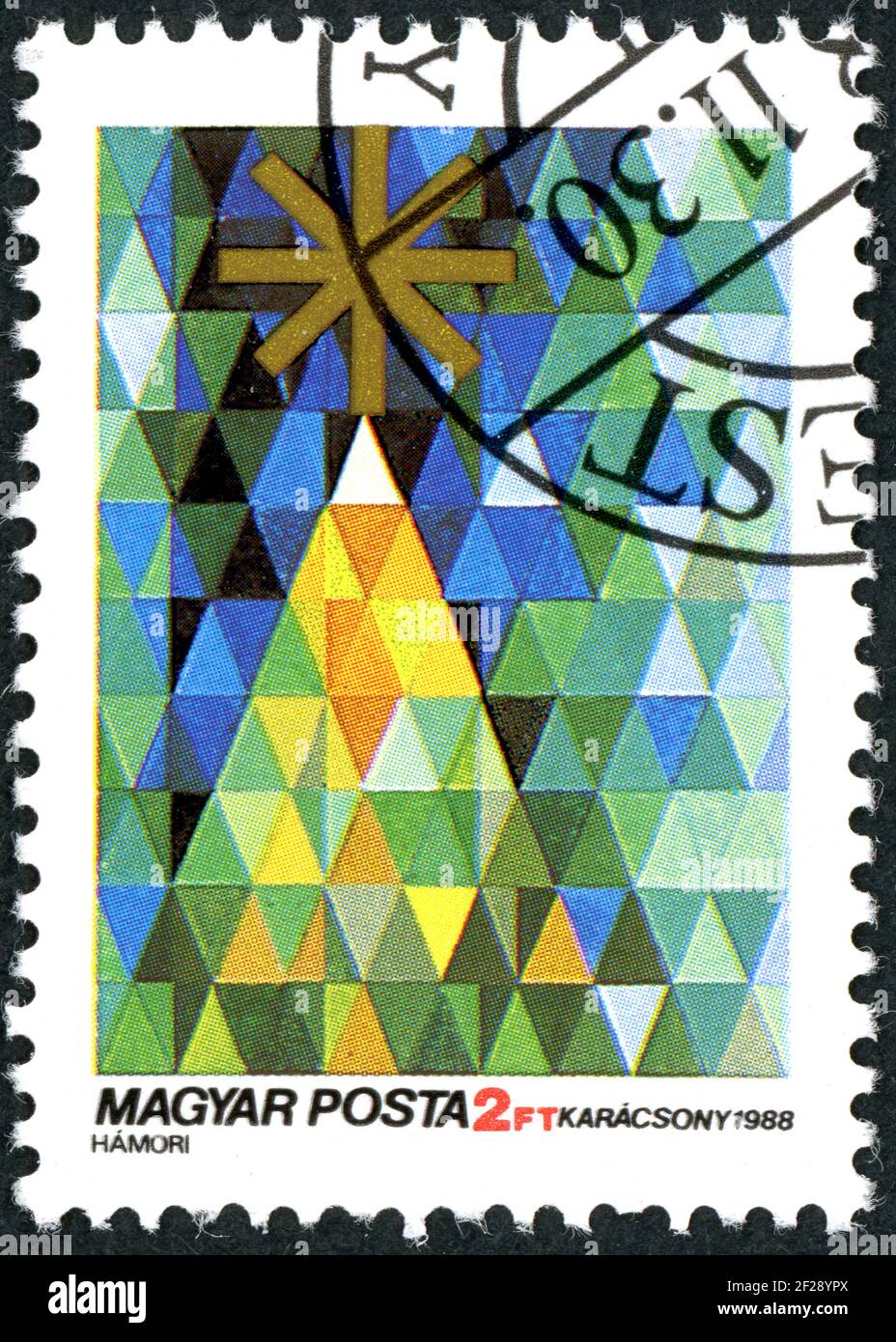 UNGHERIA - CIRCA 1988: Un francobollo stampato in Ungheria, mostra l'albero di Natale fatto di triangoli colorati, circa 1988 Foto Stock