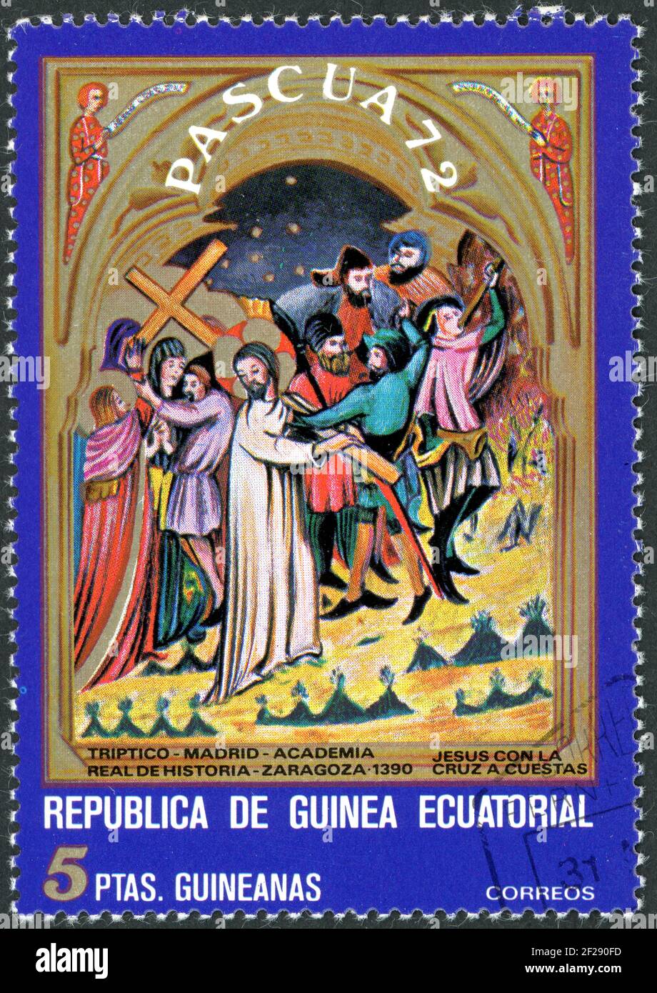 GUINEA EQUATORIALE - CIRCA 1972: Un francobollo stampato in Guinea Equatoriale, ha mostrato la scena biblica, Gesù sta portando la croce, circa 1972 Foto Stock