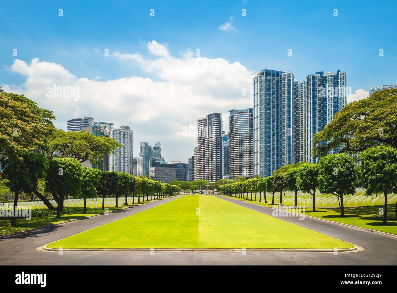 Vista dello skyline di manila dal Cimitero Americano e dal Memorial in Filippine Foto Stock