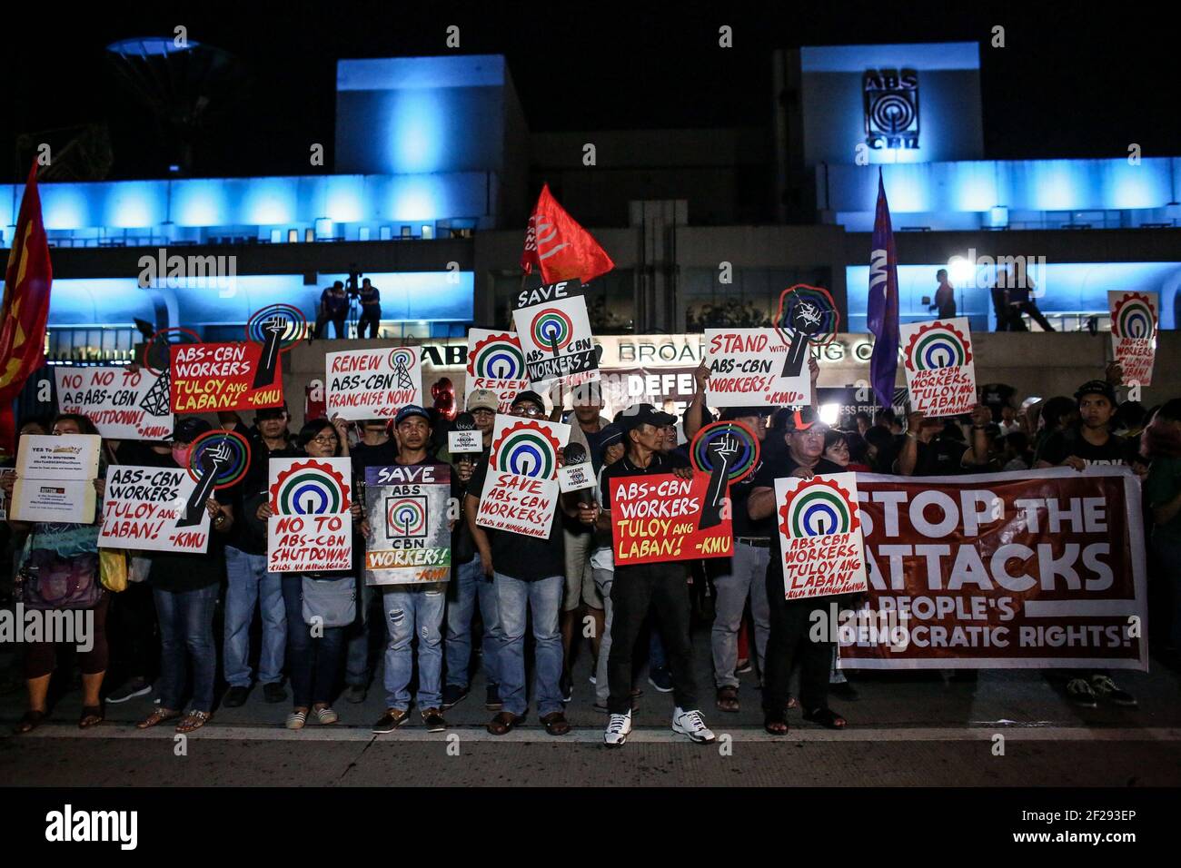 I sostenitori della libertà di stampa gridano slogan durante una protesta davanti alla sede centrale ABS-CBN a Quezon City, Metro Manila, Filippine. Foto Stock