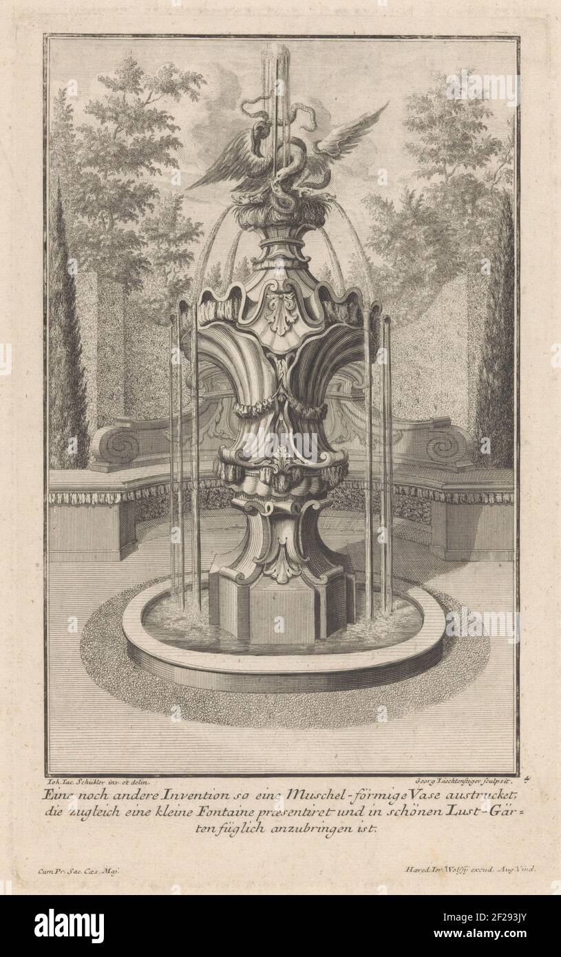 Vaso da giardino e fontana; Johann Jacob Schüblers Sechzehende Augabe Seines VORHABENDEN WERCHS, WORSTS FORE SEA SCHS SECHS NEU-INVENTIRTE VASI (...). Un vaso da giardino ornato funziona in un giardino, decorato con un'aquila da combattimento e serpenti, come una fontana. Sullo sfondo è presente un lettino semicircolare. Un testo tedesco a tre zampe nel margine inferiore. Foto Stock