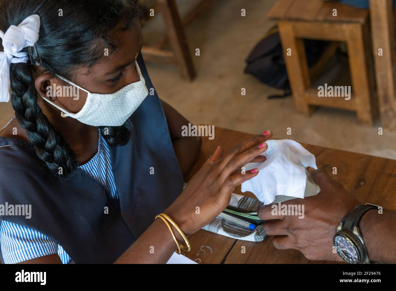 TAMIL NADU, INDIA - Marzo 2021: Programma educativo sulle microplastiche. Sciogliendo il dentifricio in acqua potete trovare e vedere le microplastiche. Foto Stock