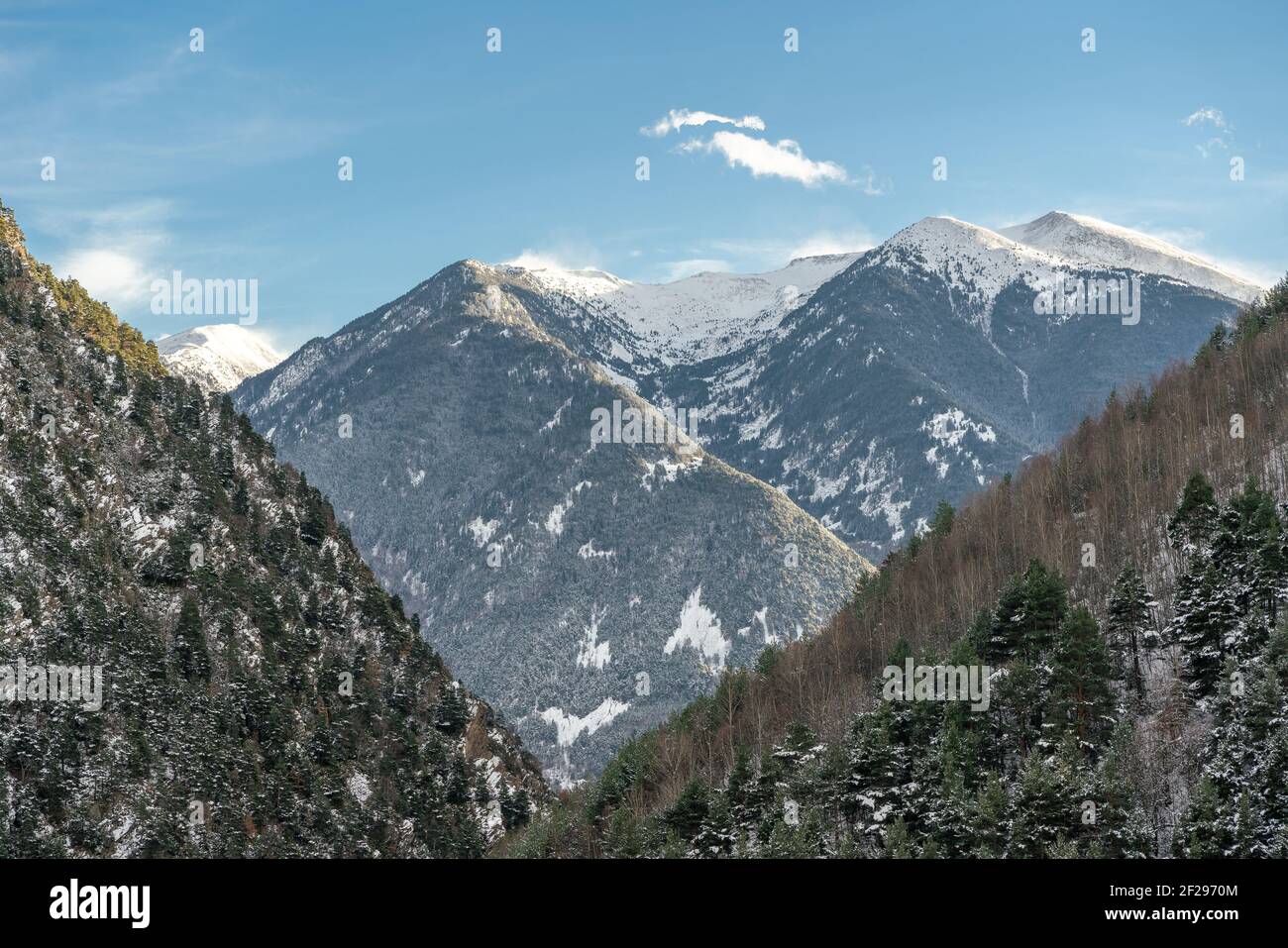 montagne dei pirenei catalani in neve d'inverno Foto Stock