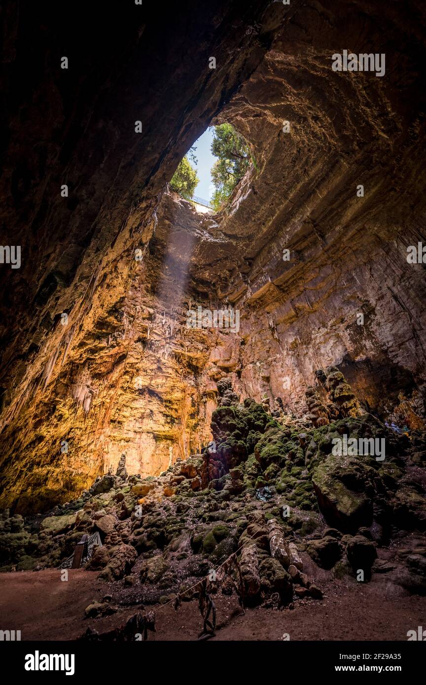 Abisso la grave delle Grotte di Castellana con raggio di Luce del sole in Puglia Foto Stock