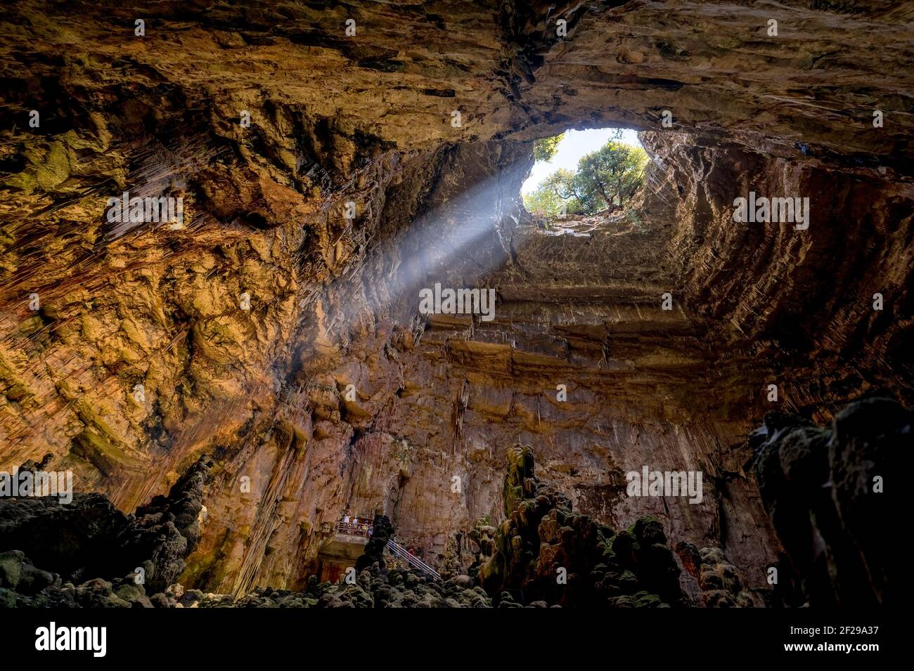 Abisso la grave delle Grotte di Castellana con raggio di Luce del sole in Puglia Foto Stock