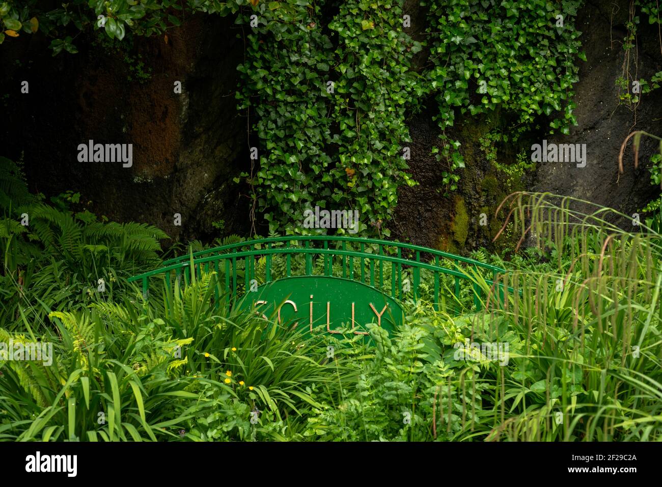 Scilly Townland, Kinsale, County Cork, Irlanda simbolo creativo città su verde decorativo mini ponte, circondato da verde fogliame all'ingresso della città Foto Stock