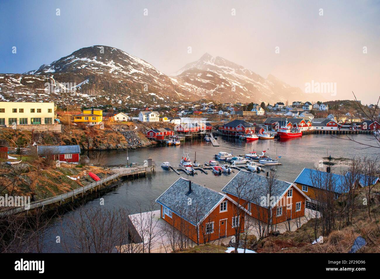 Vista aerea del paesaggio e splendida vista panoramica sul lago di Sørvågvatnet E villaggio di pescatori Sørvågen situato sulla costa del Mare di Norvegia Su Moskenesøy Foto Stock