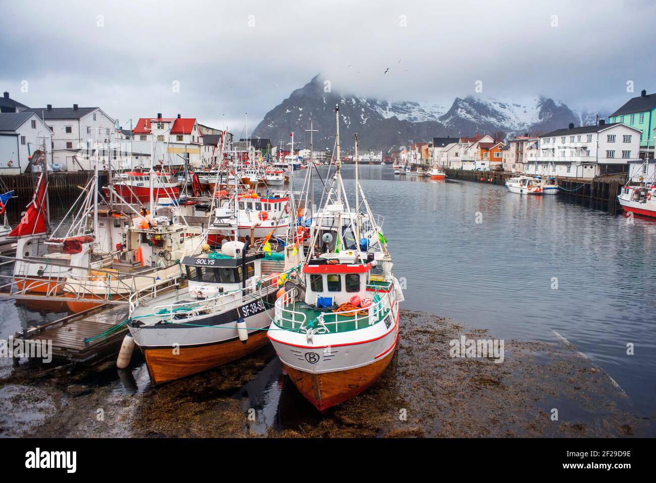 Porto al villaggio pescatore di Henningsvaer sulle isole Lofoten In Norvegia Foto Stock